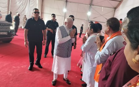 प्रधानमंत्री नरेन्द्र मोदी जी अभिवादन करते शकील अहमद