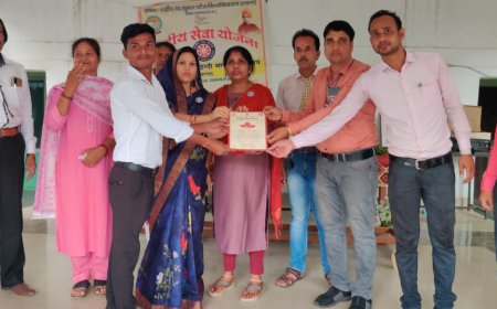 स्वामी आत्मानंद उत्कृष्ट हिंदी माध्यमिक स्कूल के राष्ट्रीय सेवा योजना के छात्राओं को विधायक उत्तरी जांगड़े ने ए सर्टिफिकेट बांटे