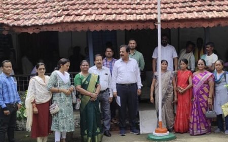 स्वास्थ्य कर्मचारी के बर्खास्तगी के विरुद्ध, अधिकारी कर्मचारियों ने ज्ञापन सौंपा