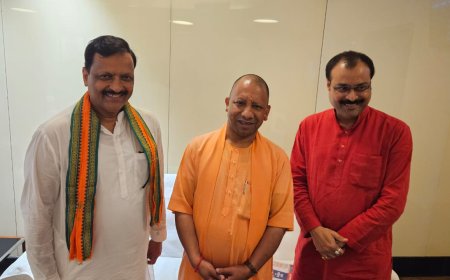 रायपुर के विमानन तल पर सुनील रामदास ने किया योगी आदित्य नाथ का स्वागत