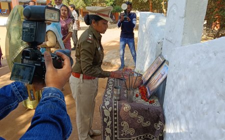 थाना प्रभारी लैलूंगा द्वारा अमर शहिद सुखसाय भगत व पंचराम भगत को दी गई श्रद्धांजलि