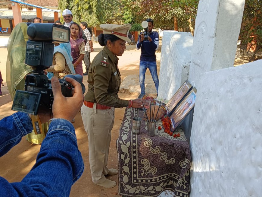 थाना प्रभारी लैलूंगा द्वारा अमर शहिद सुखसाय भगत व पंचराम भगत को दी गई श्रद्धांजलि