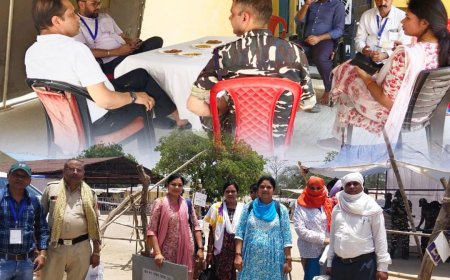 मतदान सामग्रियों का वितरण मतदान दलों को - साहू