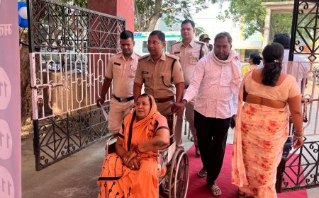 एडिशनल एसपी ने सीनियर सिटीजन को व्हील चेयर पर बिठाकर पहुंचाये बूथ तक….       