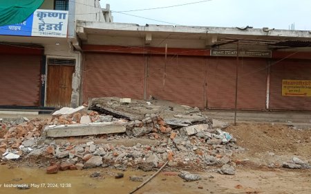 नपा के रंगमंच को तोड़ गया अज्ञात जेसीबी