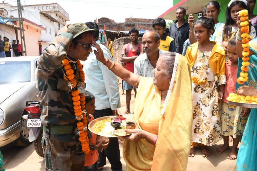 फौजी परमेश्वर यादव देश सेवा कर लौटे