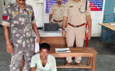 मुख्यमार्ग मे लोहे का धारदार कत्ता लेकर लोगो को डरने धमकाने वाला व्यक्ति पुलिस के गिरफ्त मे