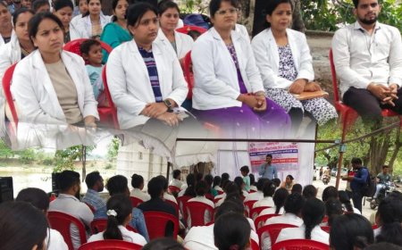 सामुदायिक स्वास्थ्य अधिकारियों के द्वारा धरना प्रदर्शन