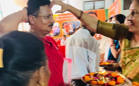 सीएम प्रथम जनदर्शन में शामिल हुए प्रथम जनदर्शन में आये सभी लोगो का परंपरा अनुसार तिलक लगाकर मुख्यमंत्री निवास में स्वागत
