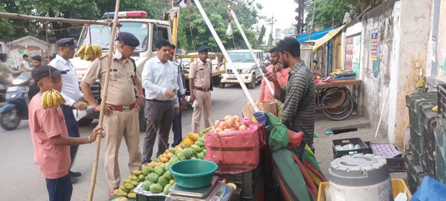 प्रशासन, पुलिस और नगर निगम की टीम ने पैदल मार्च कर सड़क तक सामान फैला कर दुकान लगाने वालों को दी समझाइश….