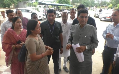 सीआर नहीं बनाने हेतु बनर्जी को मंत्री वर्मा ने सुनाया