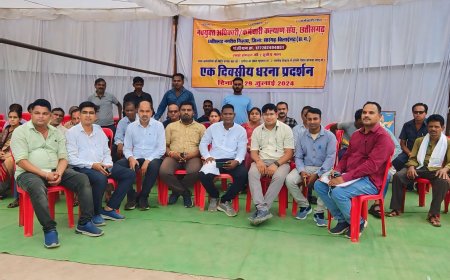 वेतन और पेंशन को लेकर नगरीय निकाय के कर्मचारियों का धरना प्रदर्शन