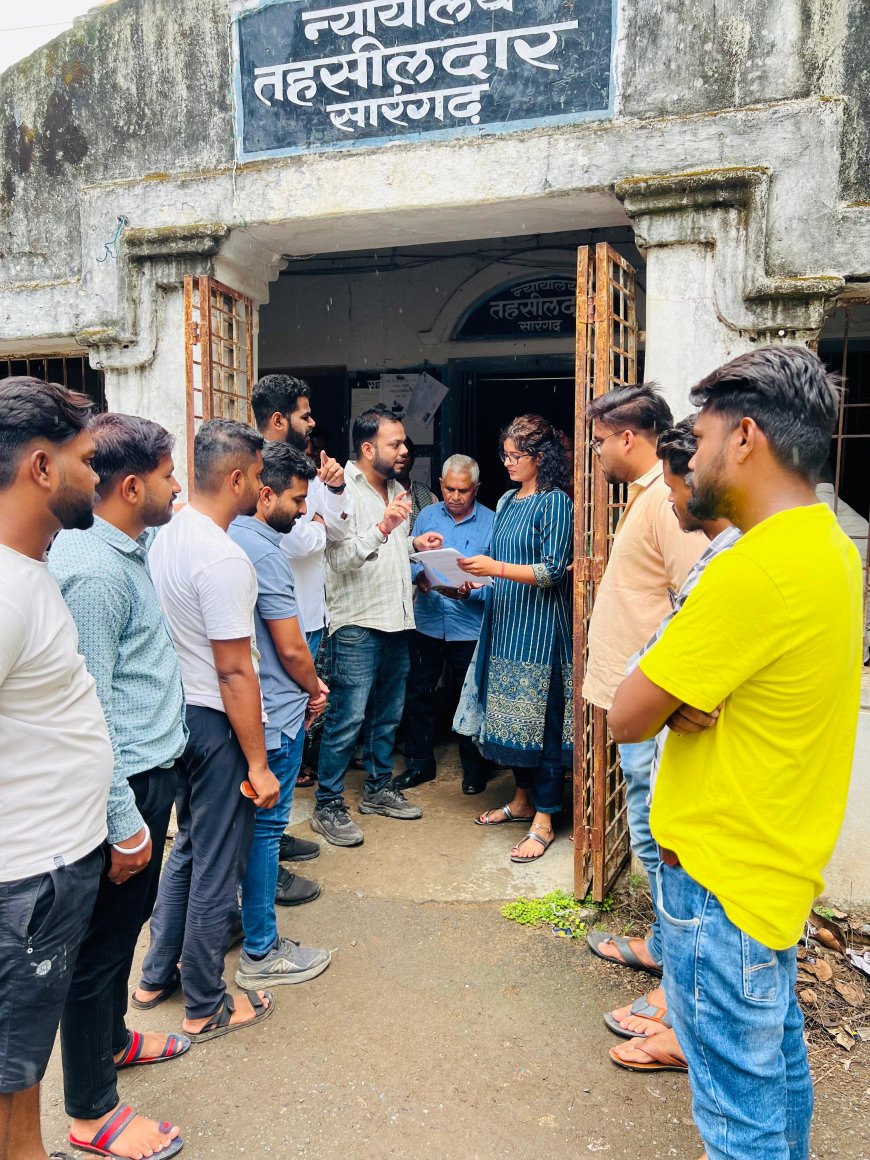 युवा कांग्रेस जिलाध्यक्ष शुभम बाजपेयी ने PHE विभाग द्वारा सड़क पर हुए गड्ढों को ढक कर पहले जैसे सड़क को करने एसडीएम को सौंपा ज्ञापन