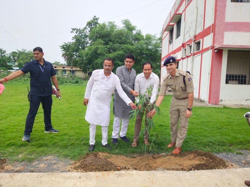 प्रभारी मंत्री ने कलेक्ट्रेट में वृक्षारोपण कियें