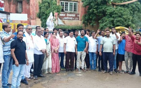 सांसद अनुराग ठाकुर का पुतला दहन