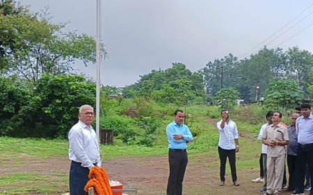 शासकीय मदनलाल शुक्ल महाविद्यालय में प्राचार्य डॉ राजीव शंकर खेर ने किया ध्वजारोह
