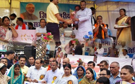 सांसद कमलेश जांगड़े ने हितग्राहियों को आयुष्मान कार्ड और पीएम आवास की चाबी वितरित की