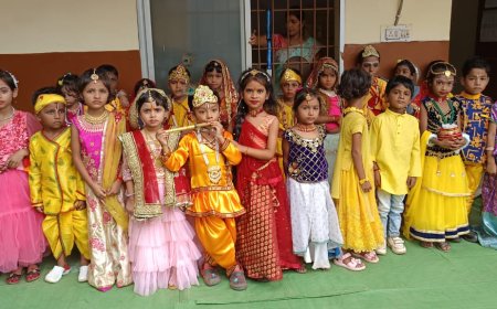 विरानी पब्लिक हाई स्कूल सीपत के नन्हे मुन्ने बच्चों ने राधा कृष्ण बनकर दी अनोखी प्रस्तुति