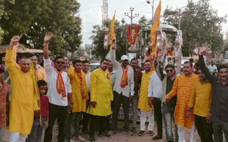 शोभायात्रा में आकर्षक राधा कृष्ण की झांकिया