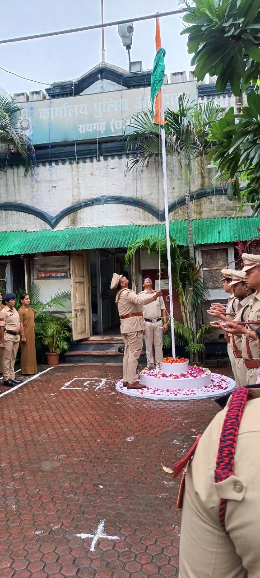 स्वतंत्रता दिवस पर पुलिस कार्यालय और थाना, चौकी प्रांगण में ध्वजारोहण, उत्साह से भरे कार्यक्रमों में स्कूली बच्चों की भी भागीदारी….