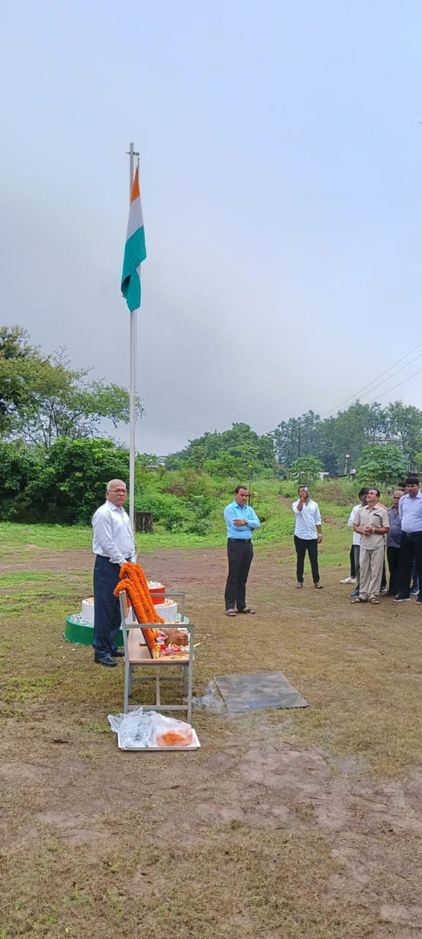 शासकीय मदनलाल शुक्ल महाविद्यालय में प्राचार्य डॉ राजीव शंकर खेर ने किया ध्वजारोह