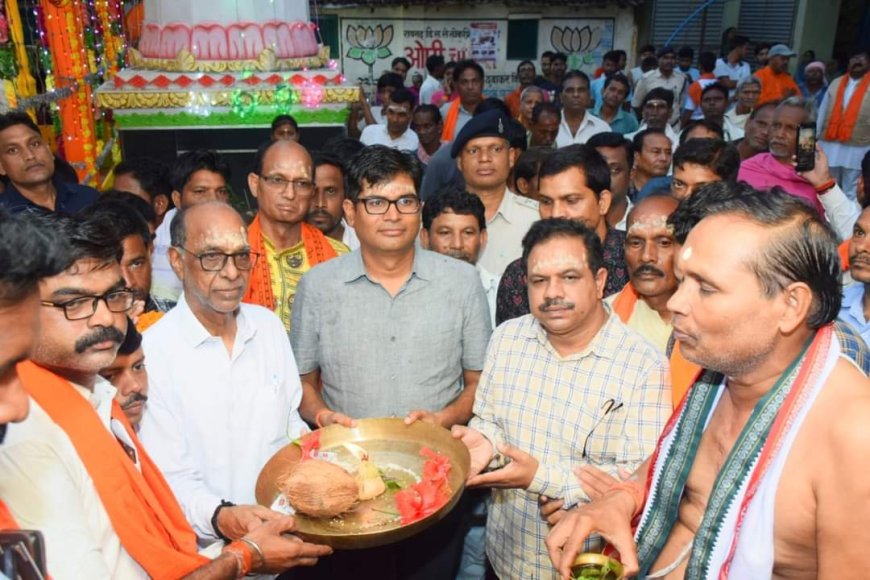 पड़ीगावं के श्री जगन्नाथ मंदिर में अखण्ड नाम यज्ञ में शामिल होकर वित्त मंत्री ओपी चौधरी एवं पूर्व विधायक विजय अग्रवाल ने प्रदेशवासियों की सुख समृद्धि की कामना की