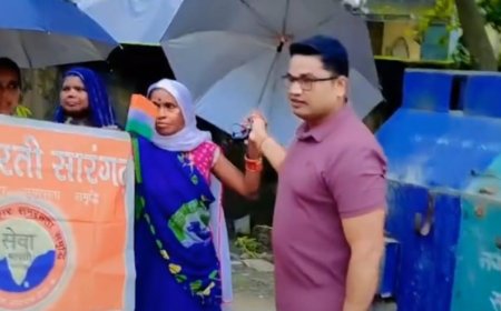 समाजसेवी सतीश यादव नेनगर के सफाई कर्मियों को बांटे छाते