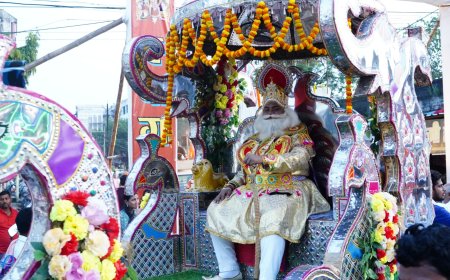 रथ पर सवार होकर निकले महाराजा अग्रसेन अग्र बन्धुओ ने निकाली भव्य यात्रा