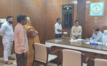 जनदर्शन में कलेक्टर धर्मेश साहू जनता की समस्याओं से रुबरु हुए