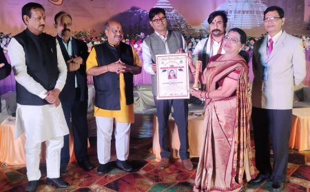 मणिप्रभा त्रिपाठी को मैजिक एंड आर्ट यूनिवर्सिटी देहरादून की तरफ से डॉक्टरेट की मानद उपाधि से सम्मानित किया गया 