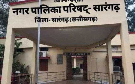 ठेकेदार द्वारा अधिकारी कर्मचारीयों को नपा कमरा में बंद कर दिया गया