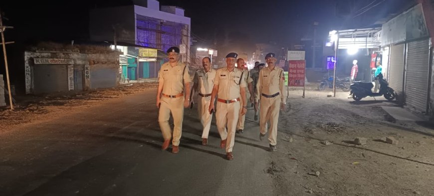 सीपत पुलिस की फ्लैग मार्च, अपराधियों में खौफ...