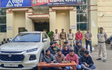 चक्रधरनगर पुलिस और साइबर सेल की टीम ने विजयपुर में जुआ अड्डे पर मारा छापा, 13 गिरफ्तार, ₹26,430 और विटारा कार जब्त