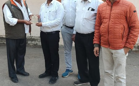 सुशासन सप्ताह में रायगढ़ तहसीलदार सरकारी दस्तावेज के साथ पहुंचे हितग्राहियों के निवास