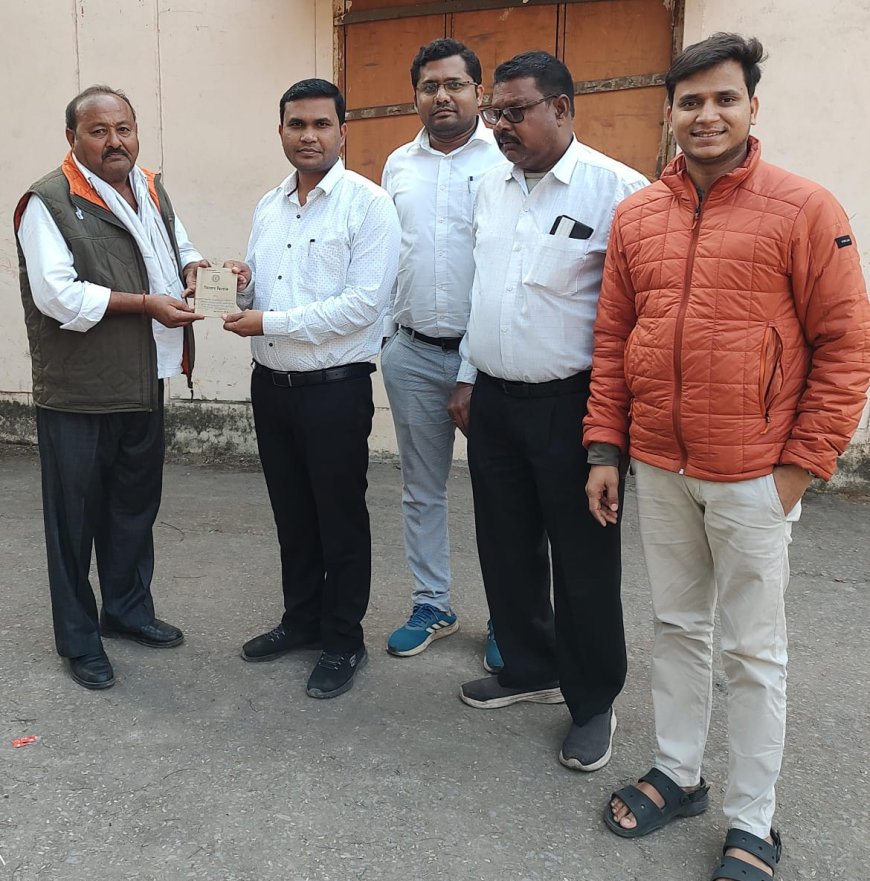 सुशासन सप्ताह में रायगढ़ तहसीलदार सरकारी दस्तावेज के साथ पहुंचे हितग्राहियों के निवास