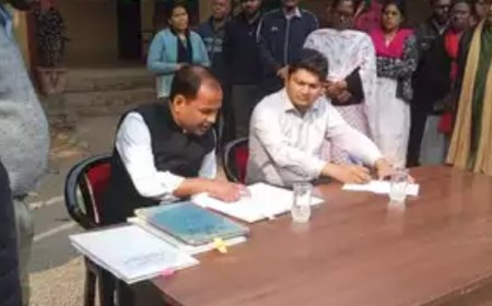 ऑफिस से बरामदे में लगाई कुर्सी और रजिस्टर लेकर बैठ गए कलेक्टर, कर्मचारियों के साथ जो किया वो सोच नहीं सकते