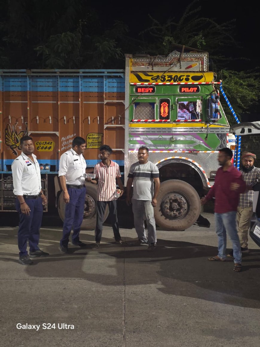 ट्रैफिक के जवानों ने दिखाई मानवता, जरूरत मंदों को सूखा राशन, बिस्किट एवं पानी वितरित