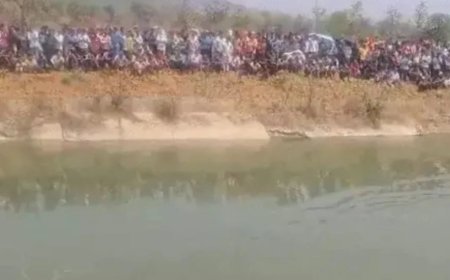 25 लोगों से भरी तेज रफ्तार पिकअप नहर में गिरी, दो बच्चे सहित पांच लापता; चालक गिरफ्तार