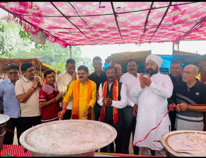 हजारों श्रद्धालुओं को प्रसाद बाँटकर हो रही आत्मिक खुशी - - आशा - सुनील