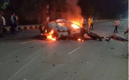 रफ्तार का कहर… पोल से टकराकर कार बनी आग का गोला, जिंदा जल गया ड्राइवर