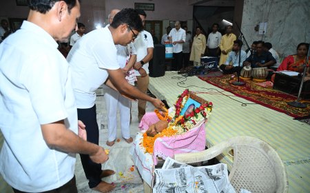 वित्तमंत्री ओ.पी. चौधरी अपने रायगढ़ प्रवास के दौरान आज दोपहर अग्रोहा भवन पहुँचे और संगीत व कला जगत के पुरोधा स्व. वेदमणि सिंह ठाकुर के चन्दनपान व तेरहवीं कार्यक्रम में शामिल हुये