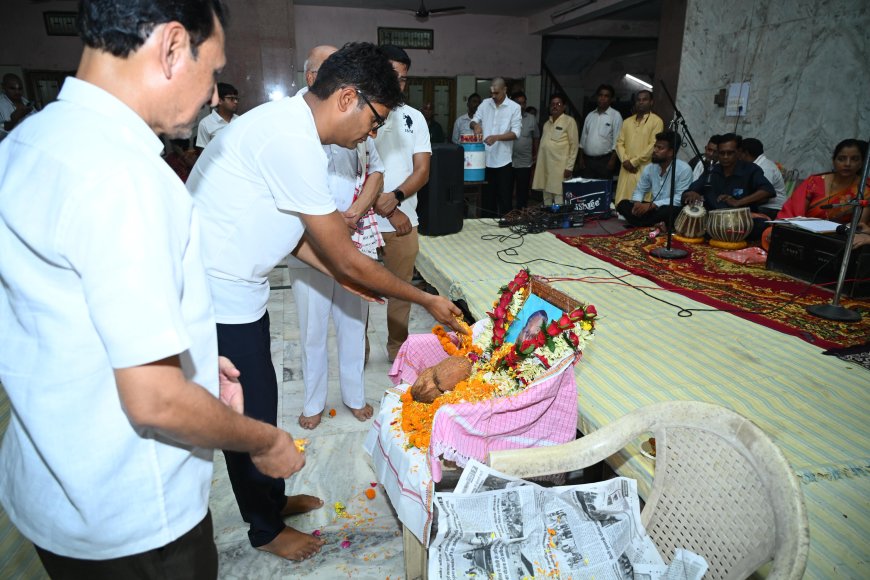 वित्तमंत्री ओ.पी. चौधरी अपने रायगढ़ प्रवास के दौरान आज दोपहर अग्रोहा भवन पहुँचे और संगीत व कला जगत के पुरोधा स्व. वेदमणि सिंह ठाकुर के चन्दनपान व तेरहवीं कार्यक्रम में शामिल हुये