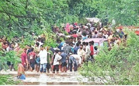 उफनते नाले में बह गई कार... हरेली पर मातम, 3 साल के मासूम की तलाश जारी