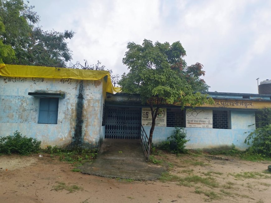 खंडहर बन चुका छुहीपाली का स्कूल, बच्चों की शिक्षा पर संकट छत से टपकता पानी, दरकी दीवारें और एक कमरे में सिमटी तीन कक्षाएं