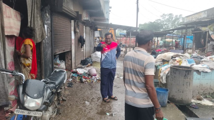 सारंगढ़ पुराना बस स्टैंड में अवैध कब्जा पर मटन, चिकन बेचने वालों को हटाने की गई कार्यवाही