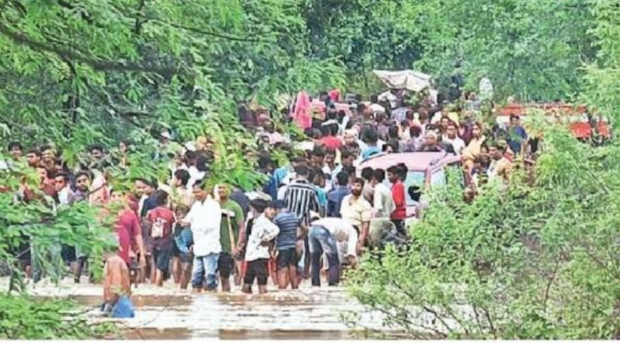 उफनते नाले में बह गई कार... हरेली पर मातम, 3 साल के मासूम की तलाश जारी