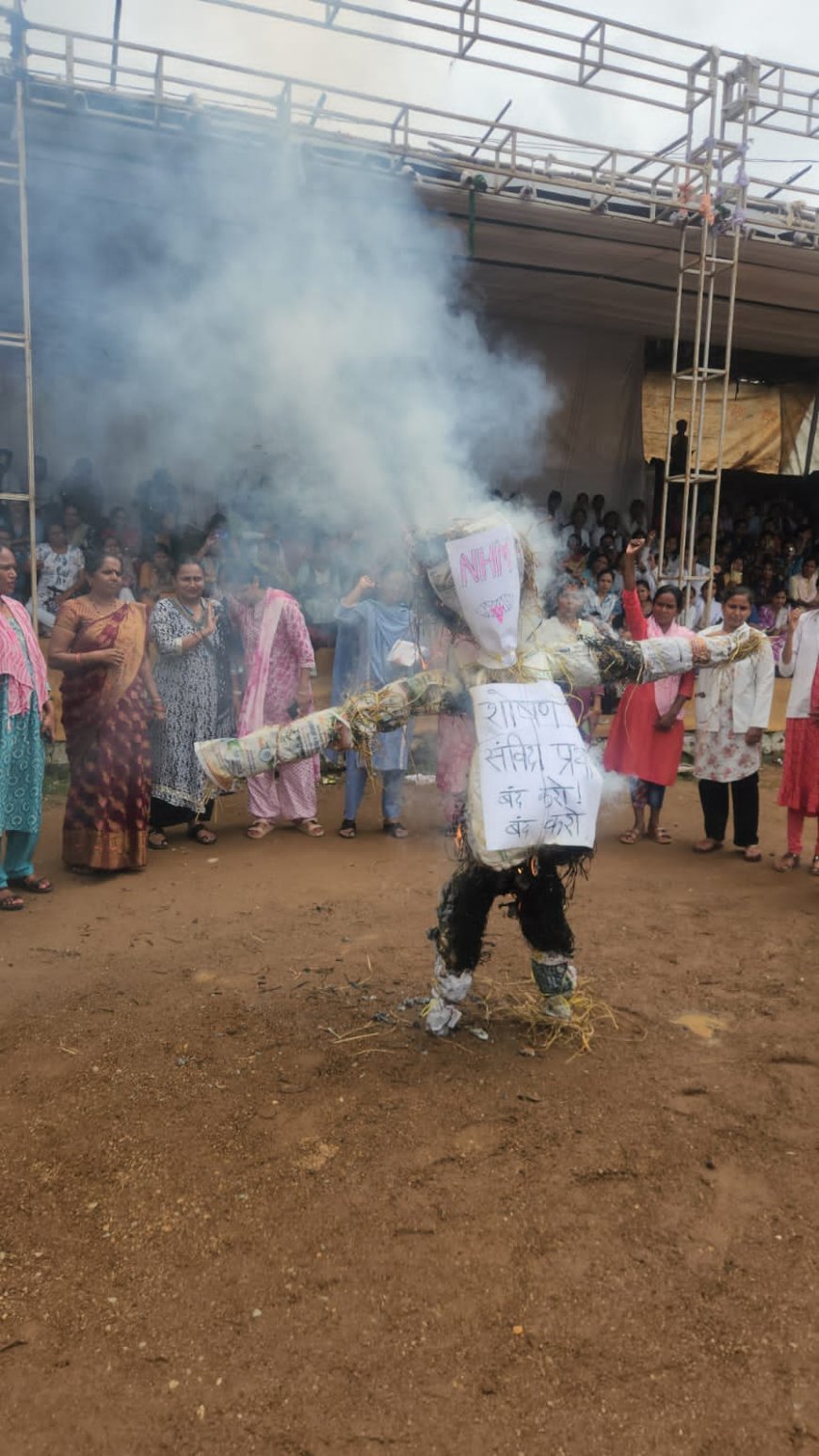 स्वास्थ्य कर्मियों की अनिश्चितकालीन हड़ताल से स्वास्थ्य सेवाएँ ठप, मरीजों की मुश्किलें बढ़ीं