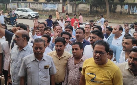 खरसिया पुलिस चौकी पहुंचे कांग्रेस कार्यकर्ता, उमेश पटेल की छवि खराब करने वाले भाजपा नेताओं पर कार्रवाई की मांग