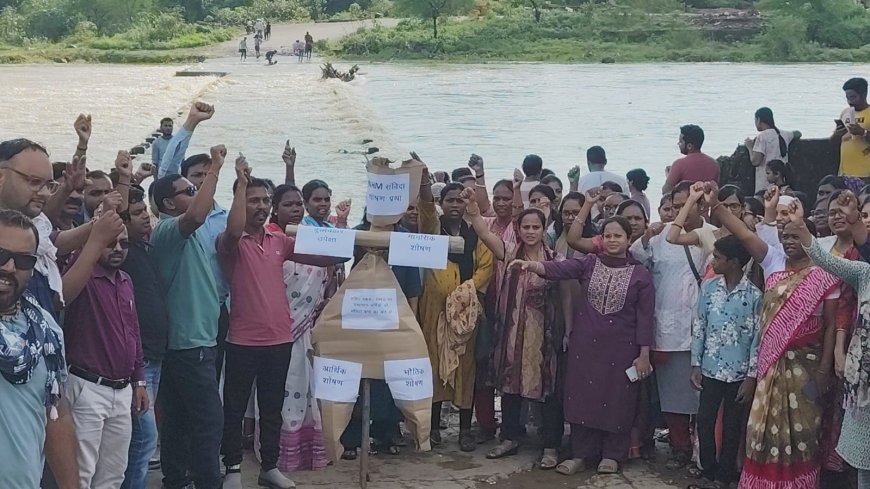 एनएचएम संविदा कर्मचारियों का 19वाँ दिन अनिश्चितकालीन हड़ताल, केलो नदी में संविदा शोषण प्रथा के पुतले का विसर्जन