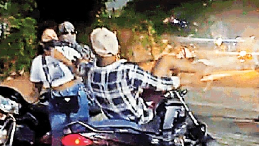बीच सड़क पर युवतियों की गुंडागर्दी: युवक को मारे तमाचे और आंखों में डाला मिर्ची पाउडर